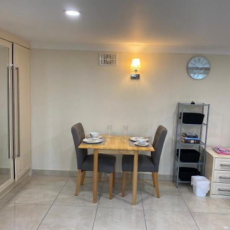 Studio Flat Gants Hill With Free Parking Redbridge Exterior photo