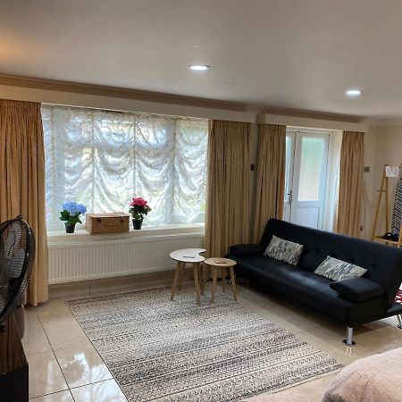 Studio Flat Gants Hill With Free Parking Redbridge Exterior photo