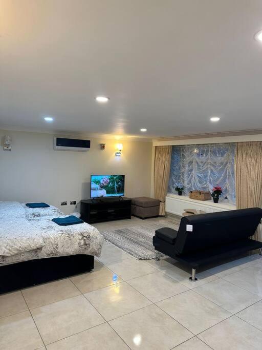 Studio Flat Gants Hill With Free Parking Redbridge Exterior photo