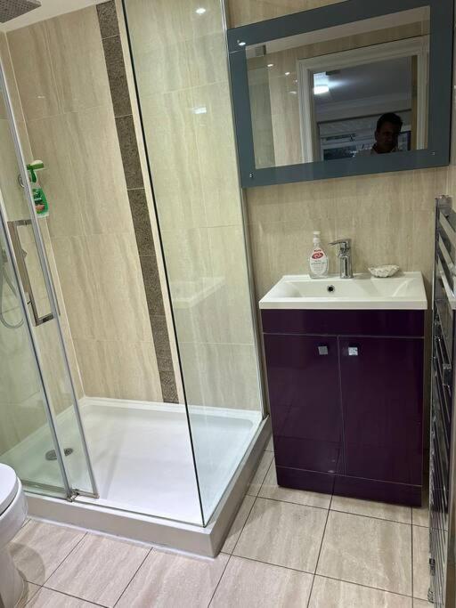 Studio Flat Gants Hill With Free Parking Redbridge Exterior photo