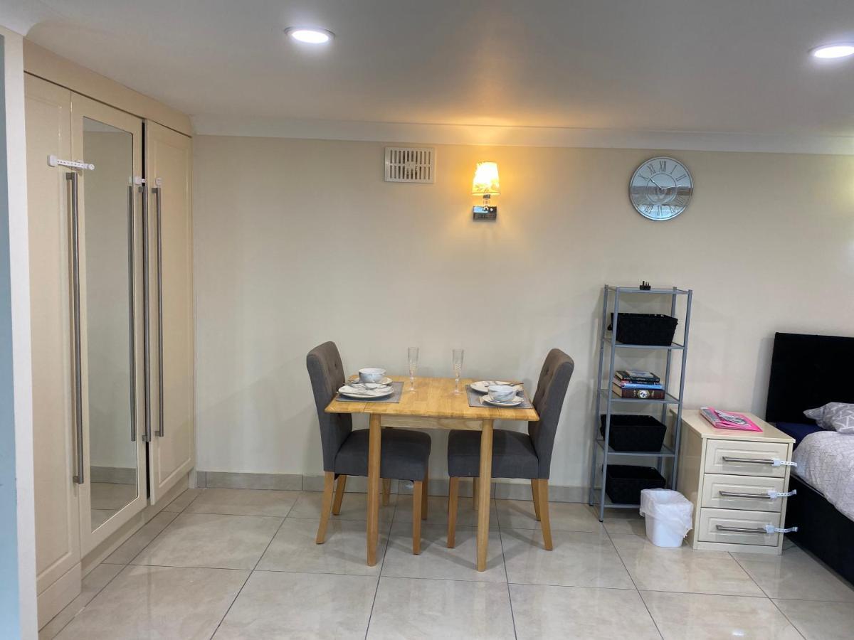 Studio Flat Gants Hill With Free Parking Redbridge Exterior photo