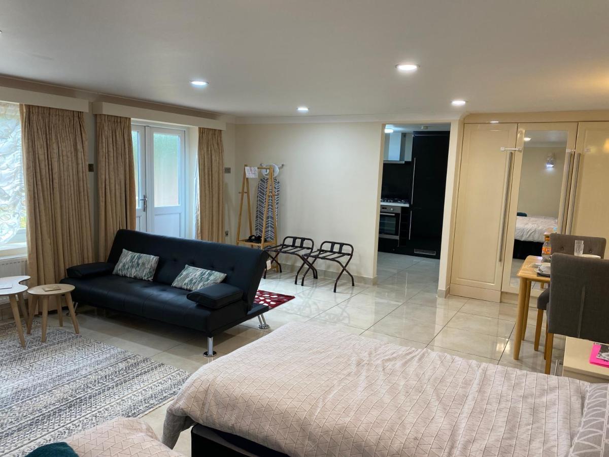 Studio Flat Gants Hill With Free Parking Redbridge Exterior photo